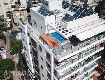 Bazén na streche bytového domu v Tel Avivu, Zdroj: Kabin Paul